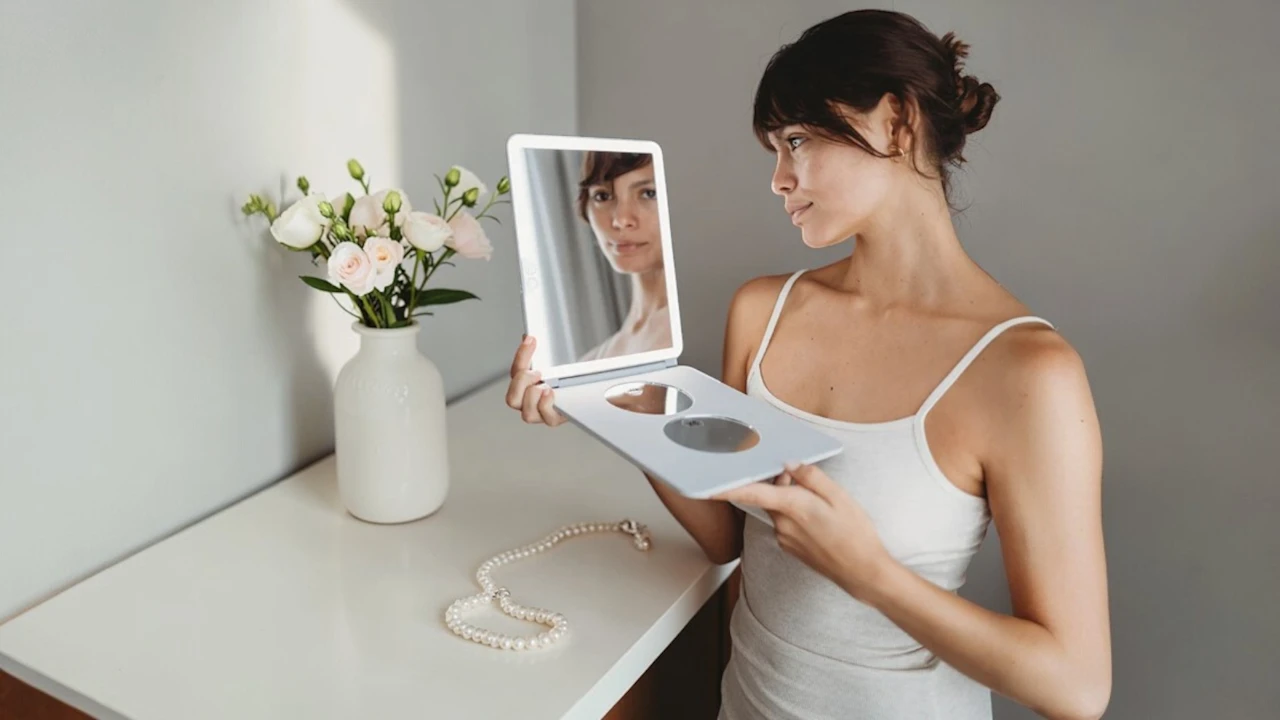 Vanity Planet Pose 2.0 Rechargeable LED Mirror