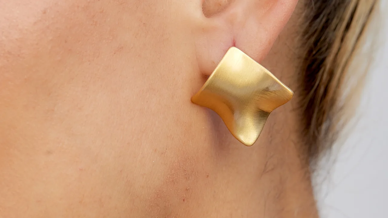 Savvy Cie Wavy Square Button Stud Earrings