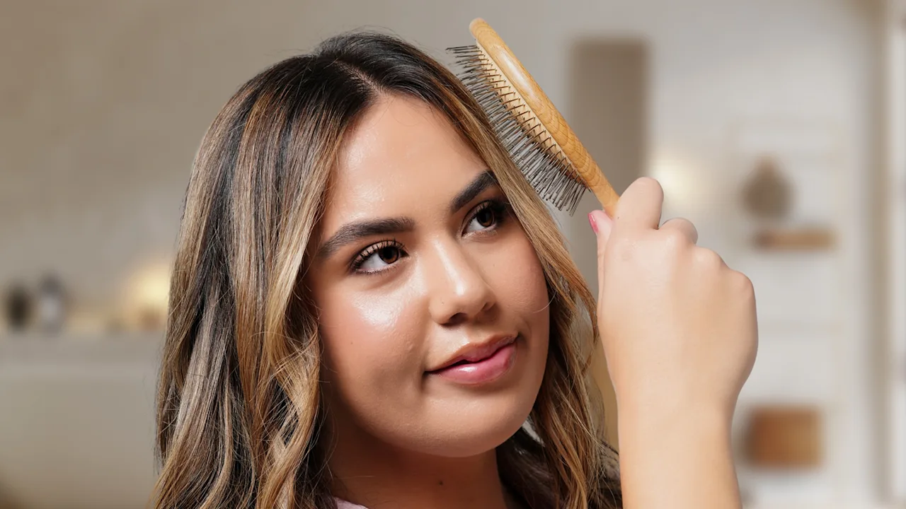 Dreambox Beauty Scalp-Stimulating Gua Sha Detangler Brush