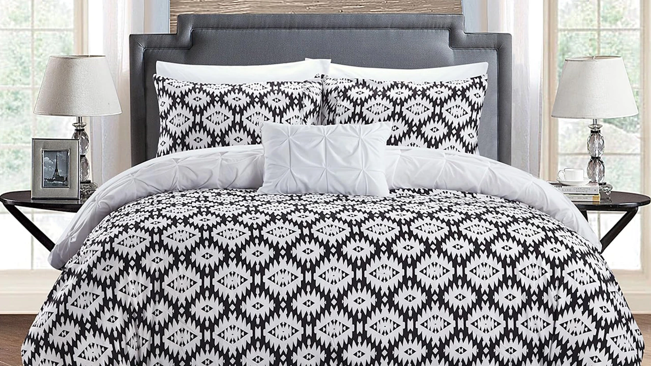 Chic Home Zissel 4-Piece Pleated Pintuck and Printed Reversible Duvet Cover Set