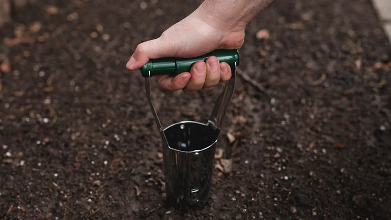 Touch Of ECO Bulb Buddy Spring-Loaded Flower Bulb Planter