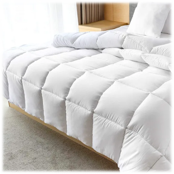 Mea Cama All-Season Quilted Down Alternative Comforter