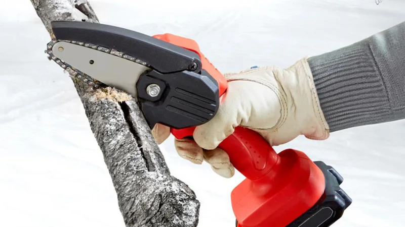 Hammacher Schlemmer 21V Mini 4" Cordless Chainsaw