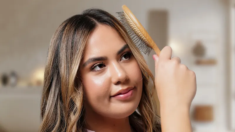 Dreambox Beauty Scalp-Stimulating Gua Sha Detangler Brush