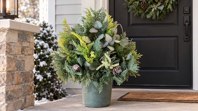 National Tree Company Maceta de Invierno de 28" con Piñas