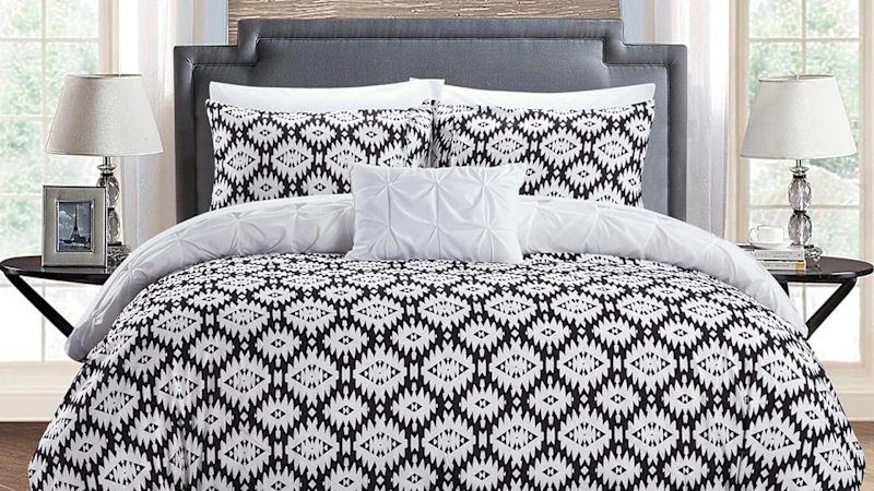 Chic Home Zissel 4-Piece Pleated Pintuck and Printed Reversible Duvet Cover Set