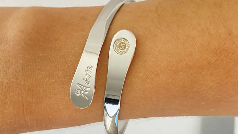 Hollywood Sensation 18K Gold Plated "Love you Mom now & always" Bracelet