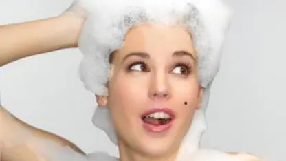 I shampoo my hair: